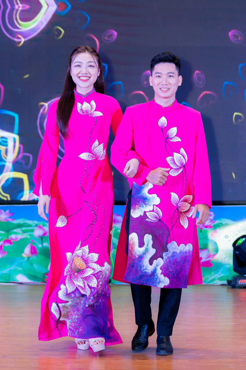 Tiết mục trình diễn thời trang nhận được sự thu hút và cỗ vũ nồng nhiệt của khán giả.