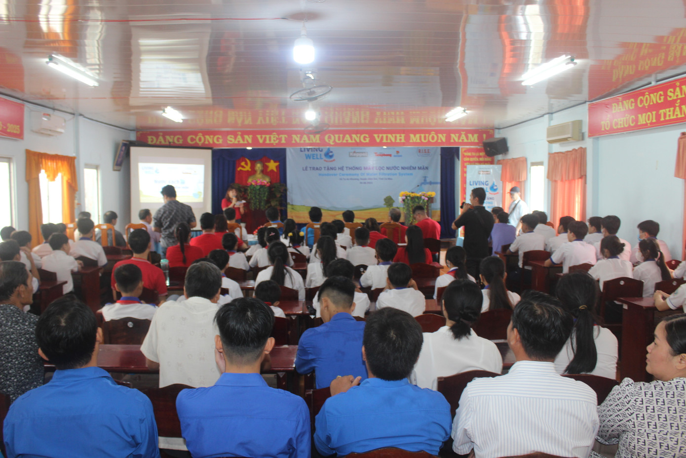 Quang cảnh hội trường diễn ra buổi Lễ trao tặng hệ thống máy lọc nước nhiễm mặn cho xã Tạ An Khương (huyện Đầm Dơi, tỉnh Cà Mau). Quang cảnh hội trường diễn ra buổi Lễ trao tặng hệ thống máy lọc nước nhiễm mặn cho xã Tạ An Khương (huyện Đầm Dơi, tỉnh Cà Mau).