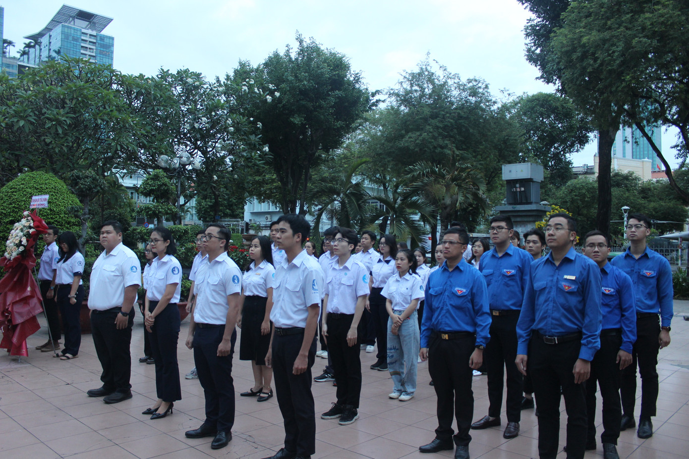 Ngay từ sáng sớm, nhiều cán bộ Hội Sinh viên TP. HCM và các bạn &apos;Sinh viên 5 tốt&apos; tiêu biểu đã về dâng hoa, dâng hương tại tượng đài Anh hùng lực lượng vũ trang Trần Văn Ơn. Hoạt động nhằm mừng kỷ niệm 73 năm Ngày truyền thống Học sinh, sinh viên và Hội Sinh viên Việt Nam (9/1/1950 - 9/1/2023); nhằm giới thiệu, tuyên dương, nhân rộng các điển hình &apos;Học sinh 3 tốt&apos;, &apos;Sinh viên 5 tốt&apos; có thành tích xuất sắc trong học tập và rèn luyện tại các trường đại học, học viện, cao đẳng, trung cấp, các trường THPT và các cơ sở Giáo dục nghề nghiệp - Giáo dục thường xuyên trên địa bàn Thành phố.