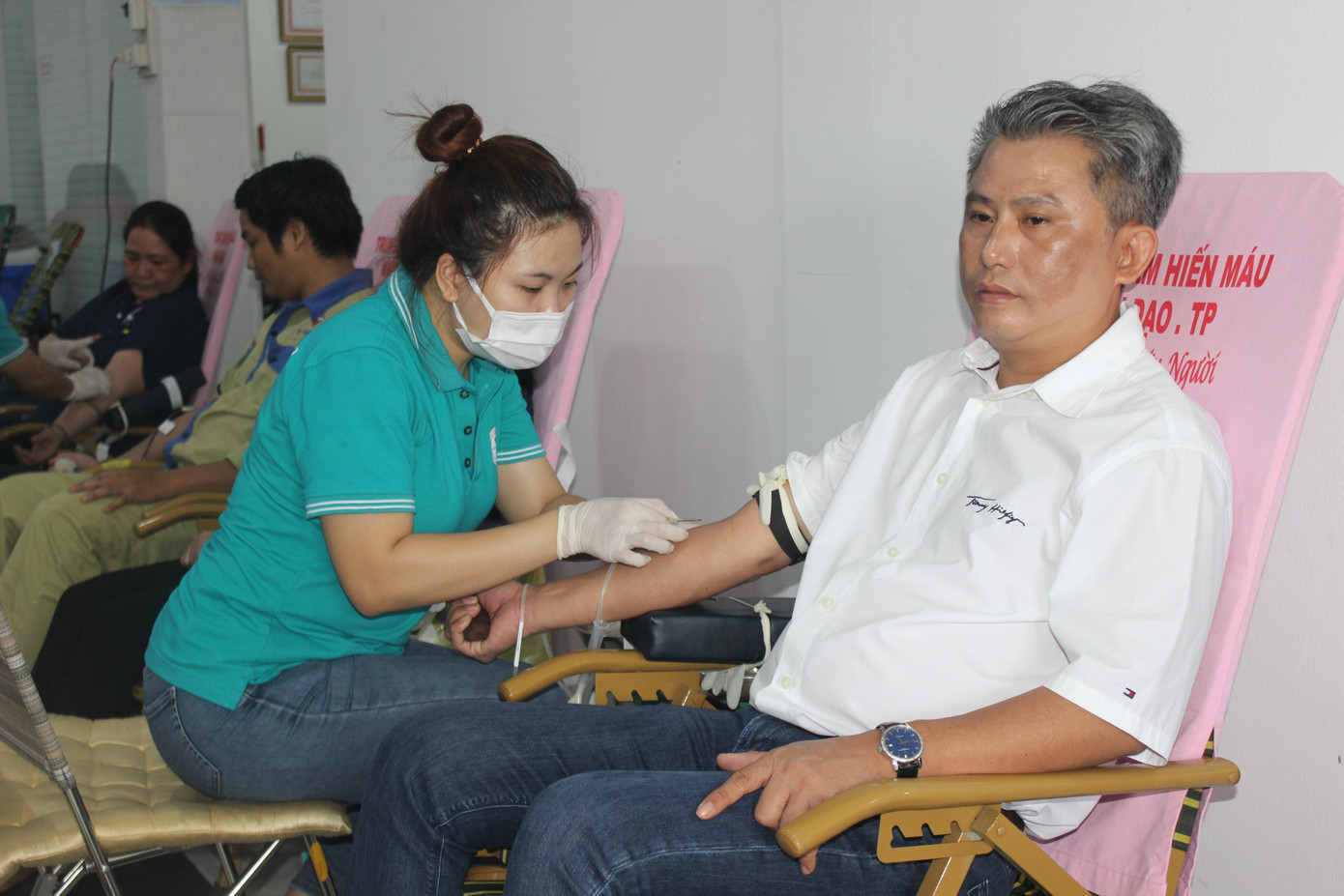 Ông Nguyễn Thanh Hải - Tổng Giám đốc Công ty Qui Phúc hiến máu tại Ngày hội.