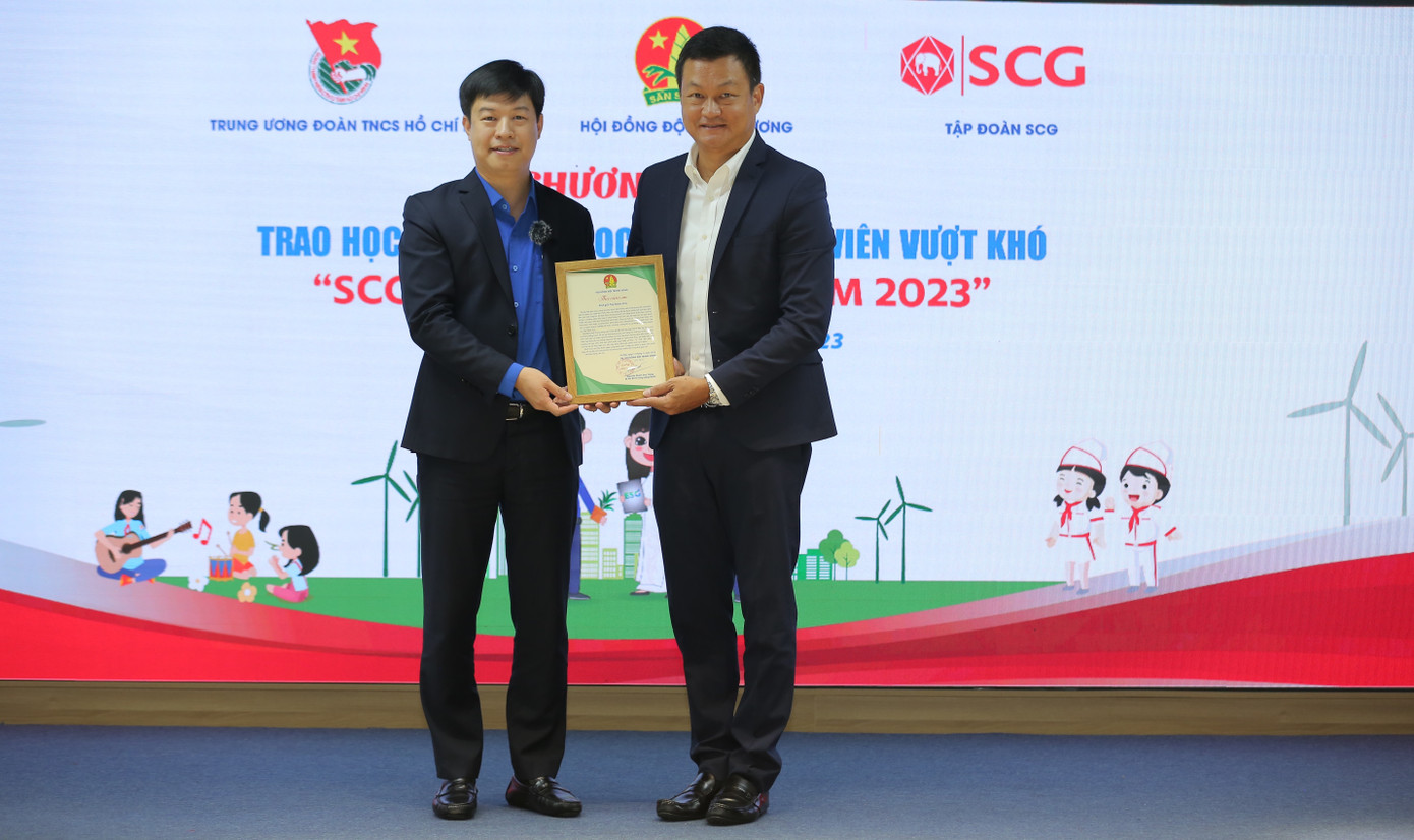 Anh Lê Hải Long - Ủy viên Ban Thường vụ, Trưởng Ban Công tác Thiếu nhi T.Ư Đoàn; Phó Chủ tịch thường trực Hội đồng Đội T.Ư (bên trái) trao thư cảm ơn cho lãnh đạo tập đoàn SCG.