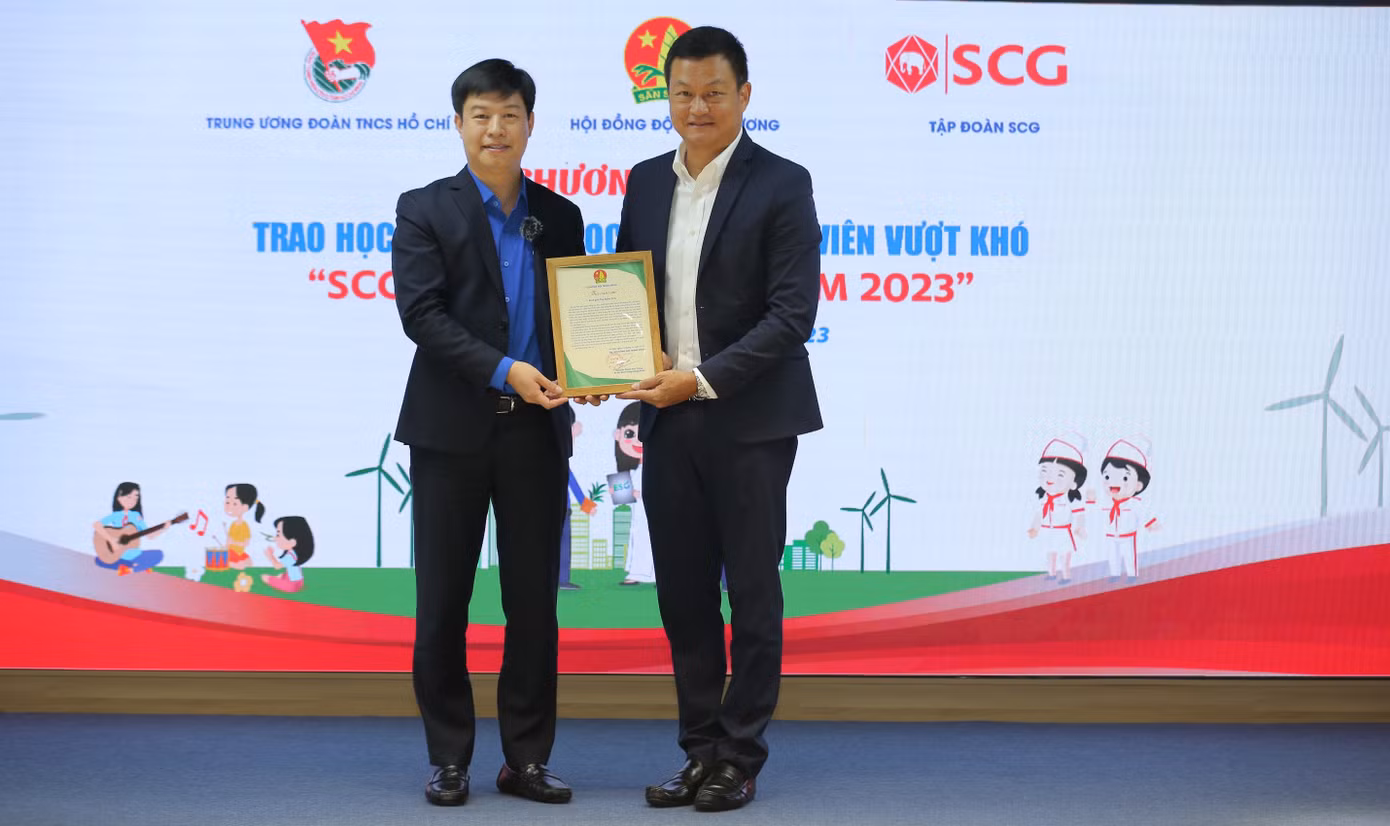 Anh Lê Hải Long - Ủy viên Ban Thường vụ, Trưởng Ban Công tác Thiếu nhi T.Ư Đoàn; Phó Chủ tịch thường trực Hội đồng Đội T.Ư (bên trái) trao thư cảm ơn cho lãnh đạo tập đoàn SCG.