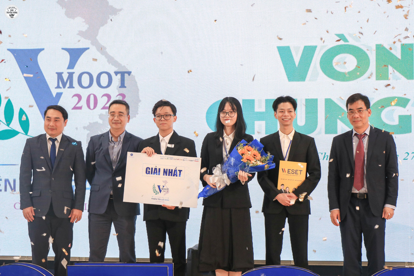 Đội tuyển trường ĐH Luật Hà Nội xuất sắc giành giải Nhất cuộc thi "Vmoot 2023". Đội tuyển trường ĐH Luật Hà Nội xuất sắc giành giải Nhất cuộc thi "Vmoot 2023".