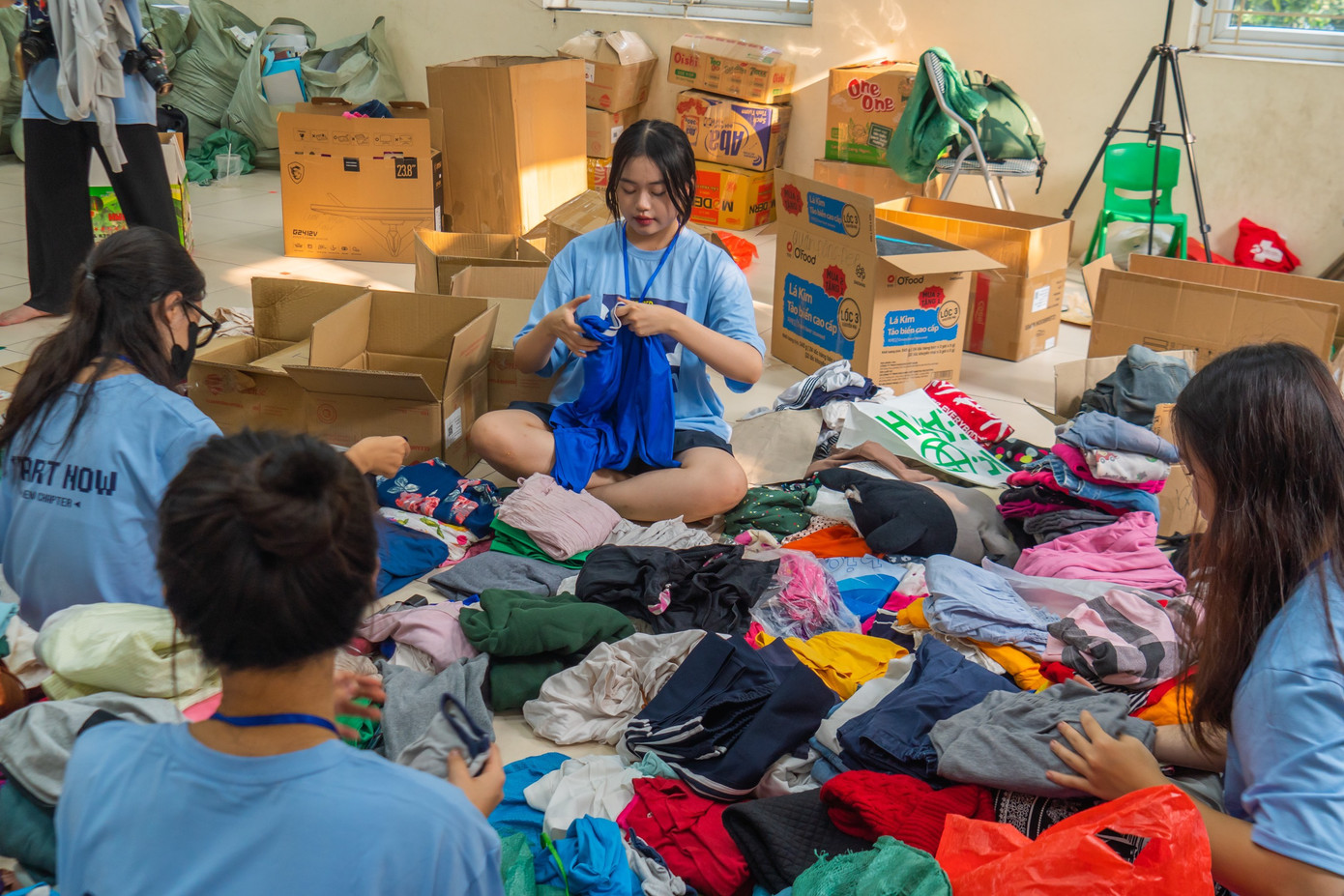 Các thành viên 'Striped Project' phân loại quần áo cũ mà mọi người ủng hộ. Các thành viên 'Striped Project' phân loại quần áo cũ mà mọi người ủng hộ.