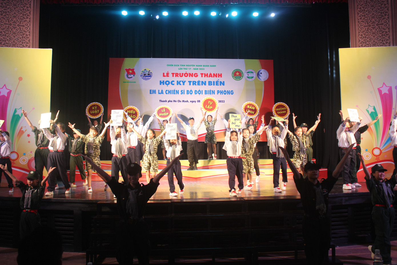 Các tiết mục văn nghệ nhiều cảm xúc tại lễ trưởng thành.
