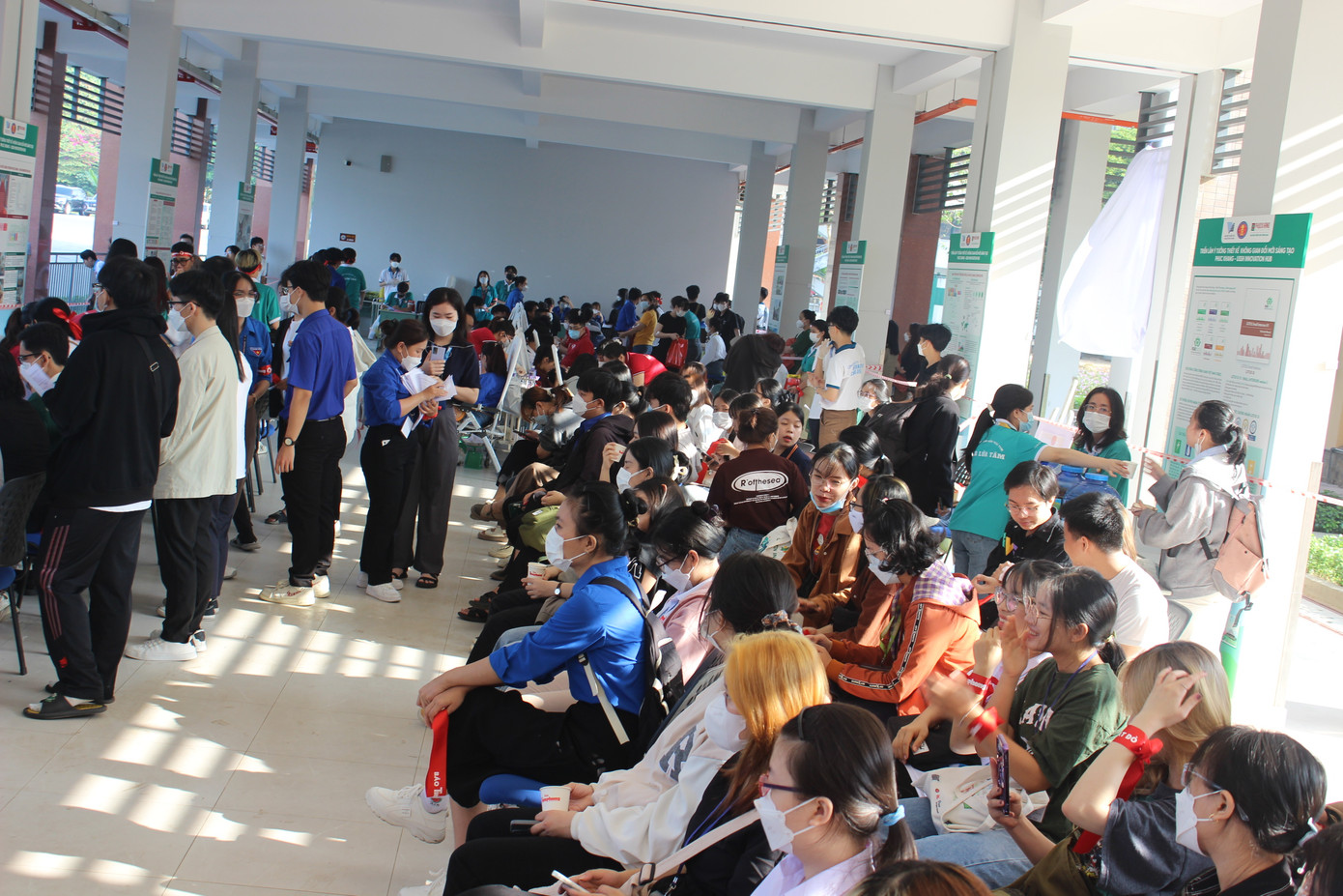Rất đông các bạn sinh viên ngồi tại sảnh B4 chờ đến lượt khám sàng lọc, hiến máu.