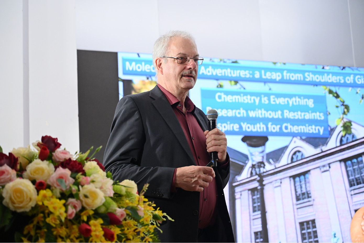 GS Morten P. Meldal trong buổi trò chuyện với sinh viên trường ĐH KHTN (ĐHQG TP. HCM). (Ảnh: ĐH KHTN)