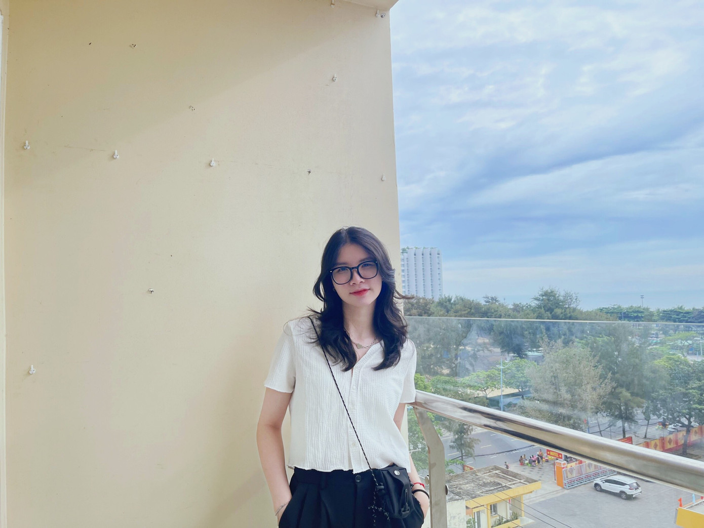 Nguyễn Trần Thanh Ngân lựa chọn công việc làm thêm tại quán cà phê vào dịp Hè này. Nguyễn Trần Thanh Ngân lựa chọn công việc làm thêm tại quán cà phê vào dịp Hè này.