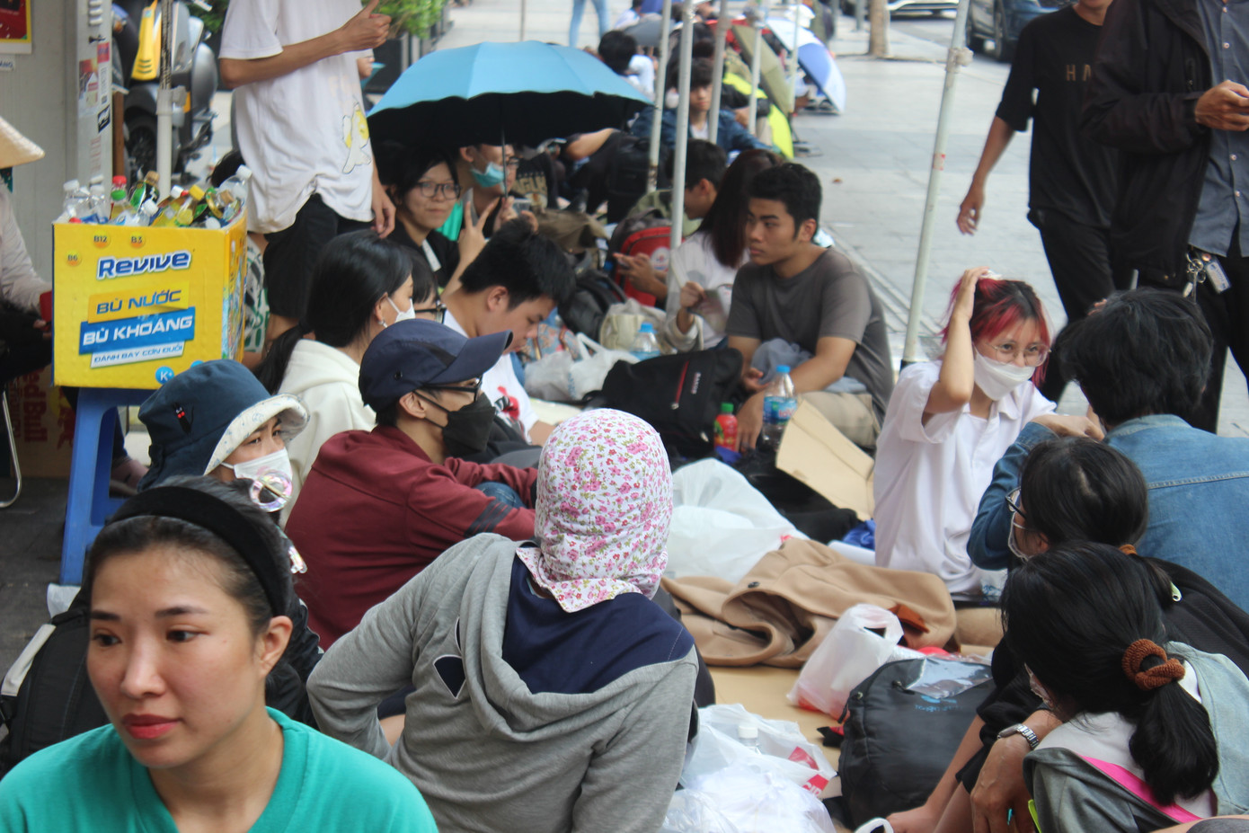 Nhiều phụ huynh đồng hành cùng con để cùng giữ suất được tác giả ký tặng.