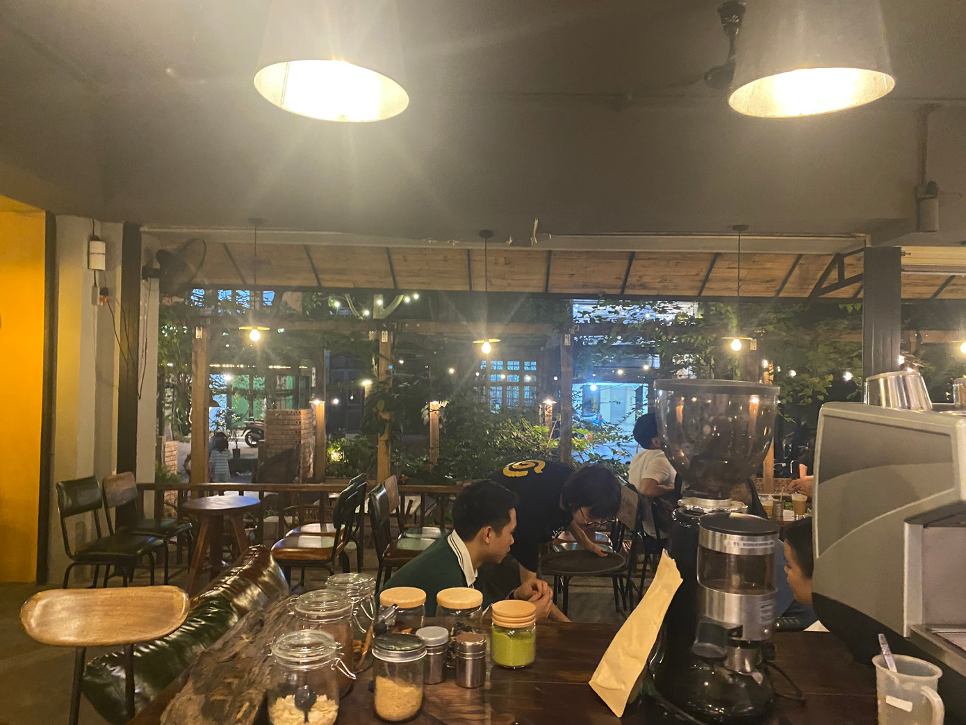 Áp lực đè nặng, khi vừa phải đáp ứng bài tập trên lớp, vừa phải lo cơm áo gạo tiền, đỡ đần cha mẹ trang trải cuộc sống của bản thân khiến Thanh Hoa phải nỗ lực hơn rất nhiều. Tuy nhiên, không vì thế mà Thanh Hoa lơ là việc học. Cô tranh thủ mọi lúc để xem lại bài giảng và ôn tập kiến thức chuẩn bị tốt cho buổi đến trường. “Lúc ở quán cà phê, khi vắng khách, mình cũng tranh thủ ngồi xem tài liệu, ôn bài hoặc đọc biên tập bản thảo của nhà xuất bản. Mình tranh thủ thời gian nhiều nhất có thể”, Thanh Hoa nói.