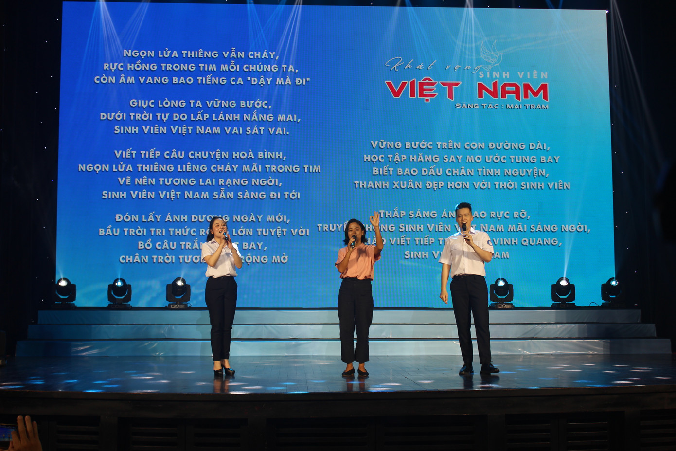 Nhạc sĩ Mai Trâm (ở giữa) hướng dẫn cho các bạn sinh viên tham gia chương trình cùng hát ca khúc Khát vọng sinh viên Việt Nam.