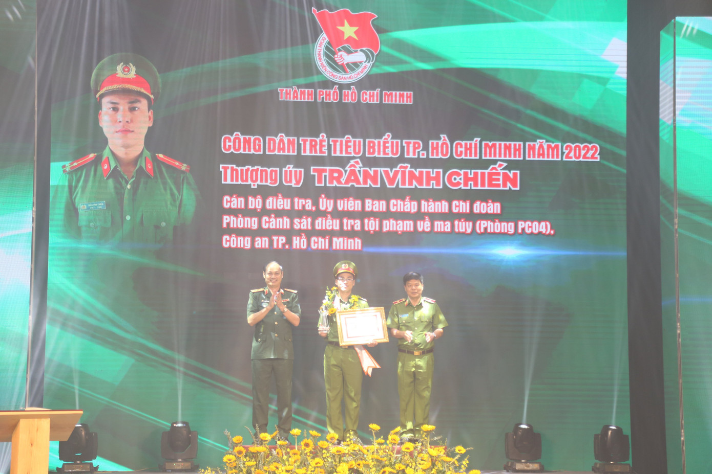 Thượng úy Trần Vĩnh Chiến, Cán bộ điều tra, Ủy viên Ban Chấp hành Chi đoàn Phòng Cảnh sát điều tra tội phạm về ma túy (Phòng PC04), Công an TPHCM là 1 trong 12 gương mặt trẻ được tuyên dương trong dịp này.