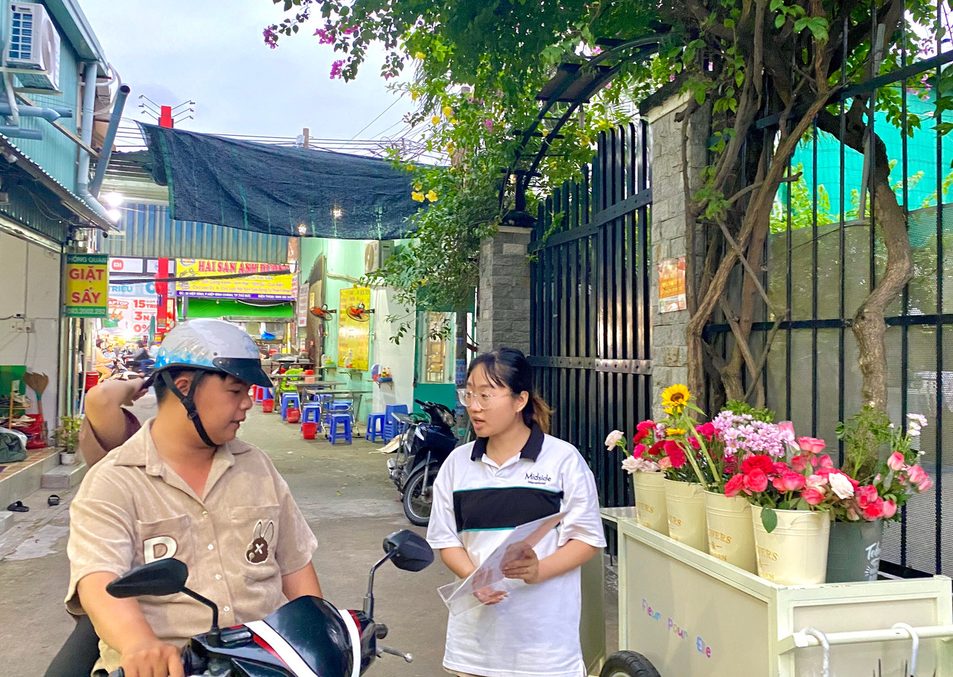 Một xe cà phê hoa tại một con hẻm ở Sài Gòn.