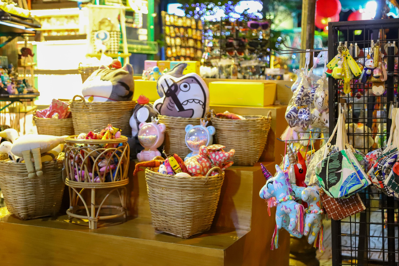 Ngày Valentine, dễ dàng bắt gặp được những địa điểm bán hoa và gấu tại các vỉa hè tại TP. HCM.