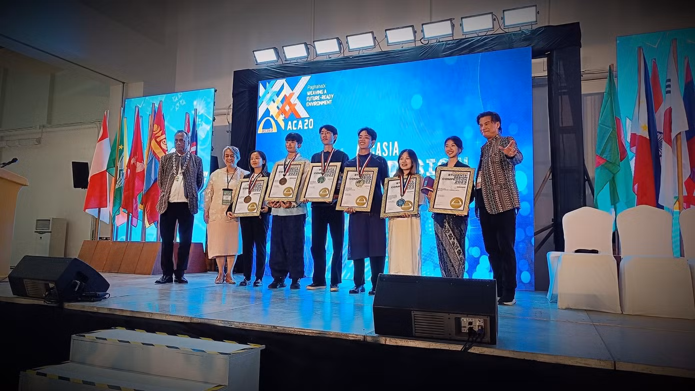 Minh An (thứ tư, từ phải sang) tại lễ trao giải ARCASIA. (Ảnh: NVCC) Minh An (thứ tư, từ phải sang) tại lễ trao giải ARCASIA. (Ảnh: NVCC)