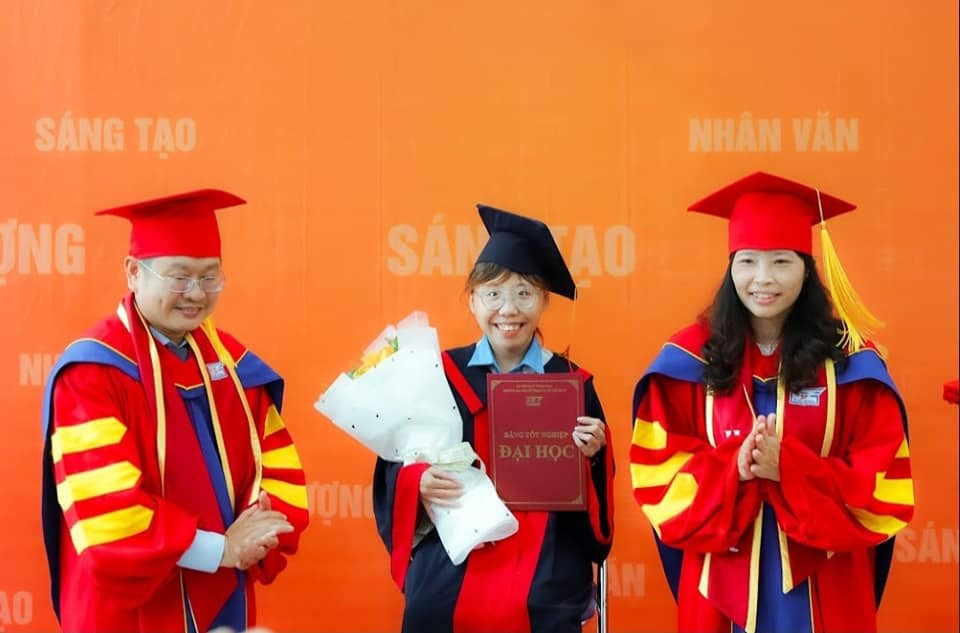 Thủy trong ngày nhận bằng tốt nghiệp đại học. (Ảnh: NVCC) Thủy trong ngày nhận bằng tốt nghiệp đại học. (Ảnh: NVCC)