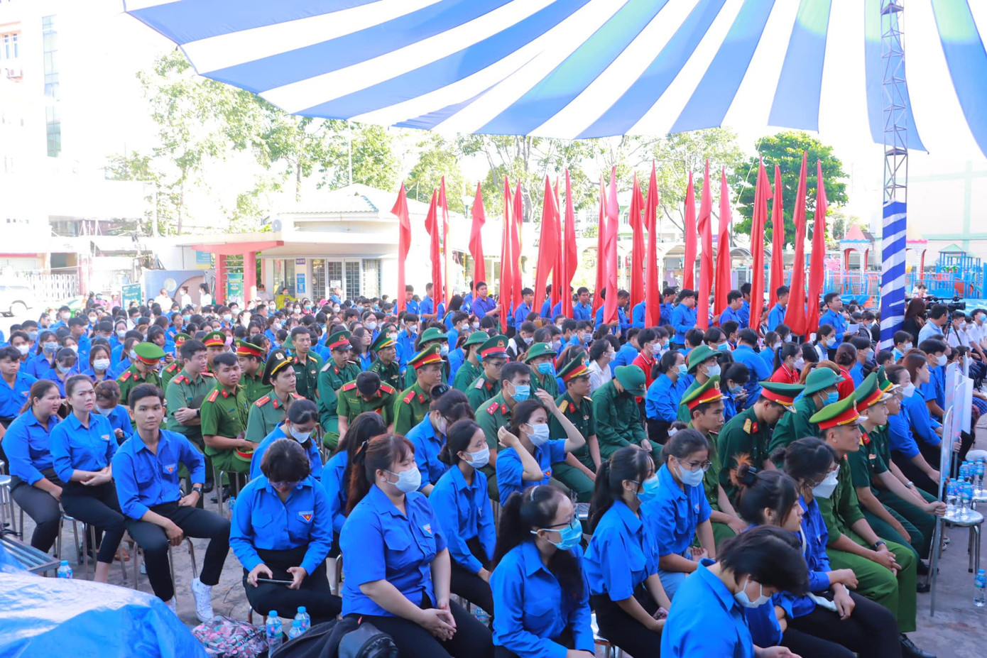 Rất đông các bạn đoàn viên, sinh viên tham gia Lễ phát động. Rất đông các bạn đoàn viên, sinh viên tham gia Lễ phát động.