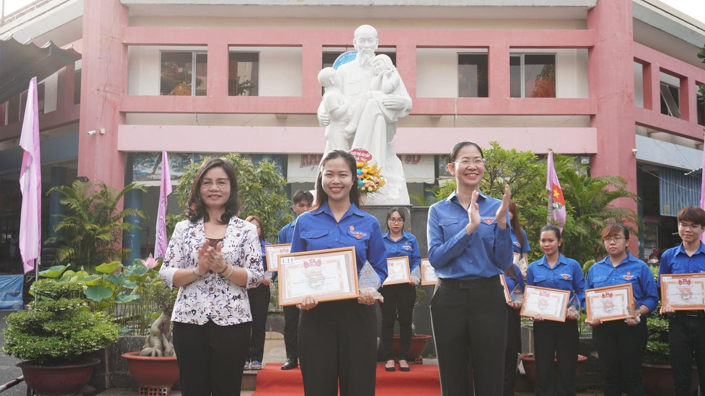 Bí thư Thành Đoàn TPHCM Phan Thị Thanh Phương (ngoài cùng bên phải) tham dự ngày hội. (Ảnh: TLTĐ) Bí thư Thành Đoàn TPHCM Phan Thị Thanh Phương (ngoài cùng bên phải) tham dự ngày hội. (Ảnh: TLTĐ)