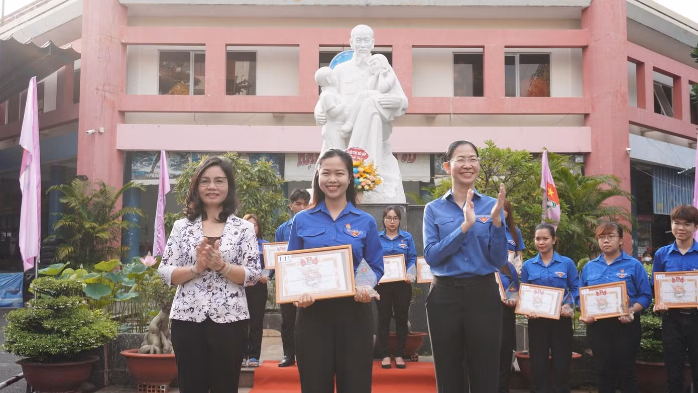Bí thư Thành Đoàn TP. HCM Phan Thị Thanh Phương (ngoài cùng, bên phải) tại Lễ tuyên dương. (Ảnh: TLTĐ) Bí thư Thành Đoàn TP. HCM Phan Thị Thanh Phương (ngoài cùng, bên phải) tại Lễ tuyên dương. (Ảnh: TLTĐ)