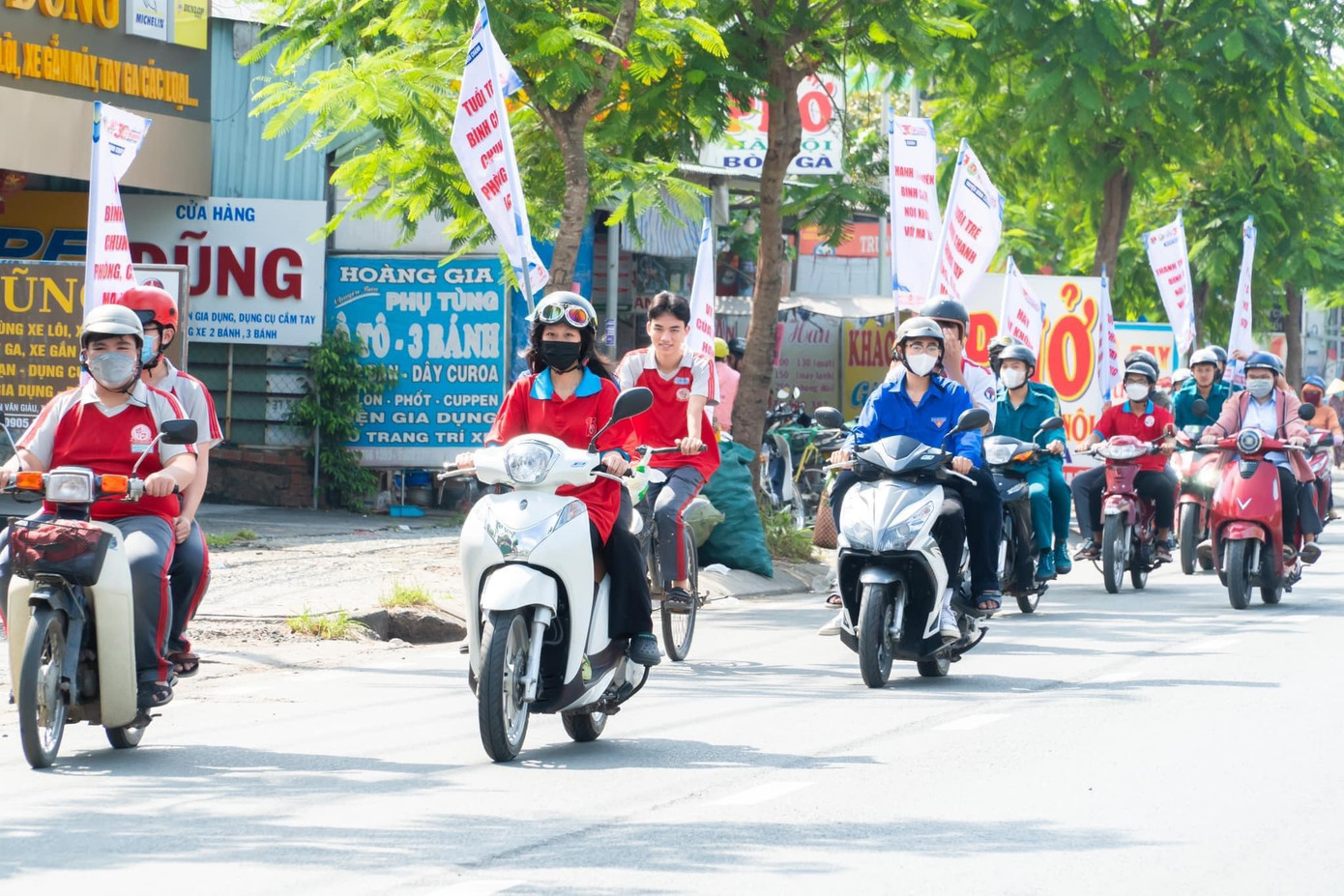 Đoàn viên, thanh niên tuyên truyền phòng, chống ma túy tại các tuyến phố trên địa bàn huyện Bình Chánh.