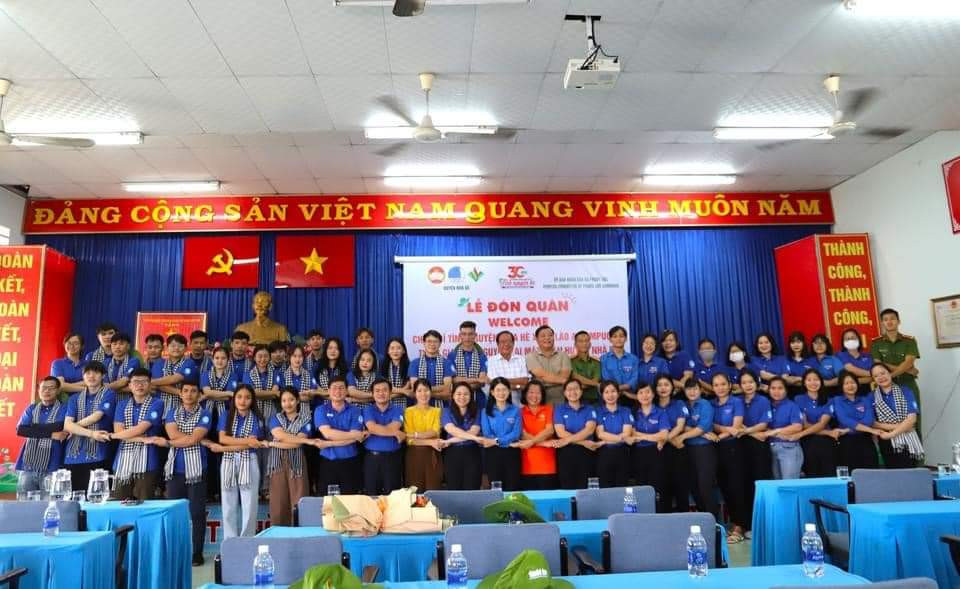 Lễ đón sinh viên tình nguyện Lào – Campuchia đang học tập tại TP. HCM tham gia các hoạt động tình nguyện Hè diễn ra tại huyện Nhà Bè. (Ảnh: TLTĐ)