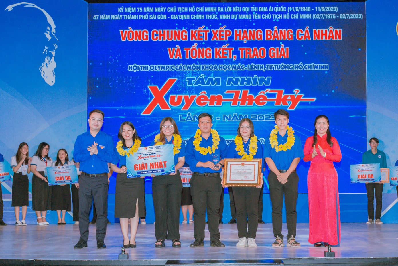 Anh Nguyễn Tường Lâm, Bí thư T.Ư Đoàn (ngoài cùng bên trái) trao giải Nhất cho Bảng Đội tuyển.