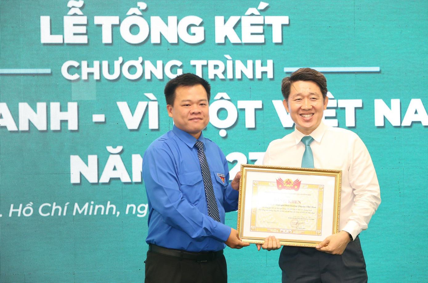 Anh Nguyễn Hải Nam - Ủy viên BCH T.Ư Đoàn, Phó Chánh Văn phòng T.Ư Đoàn trao bằng khen của Ban Bí thư T.Ư Đoàn tới đại diện Công ty TNHH Nước giải khát Suntory PepsiCo Việt Nam. (Ảnh: Ngô Tùng)