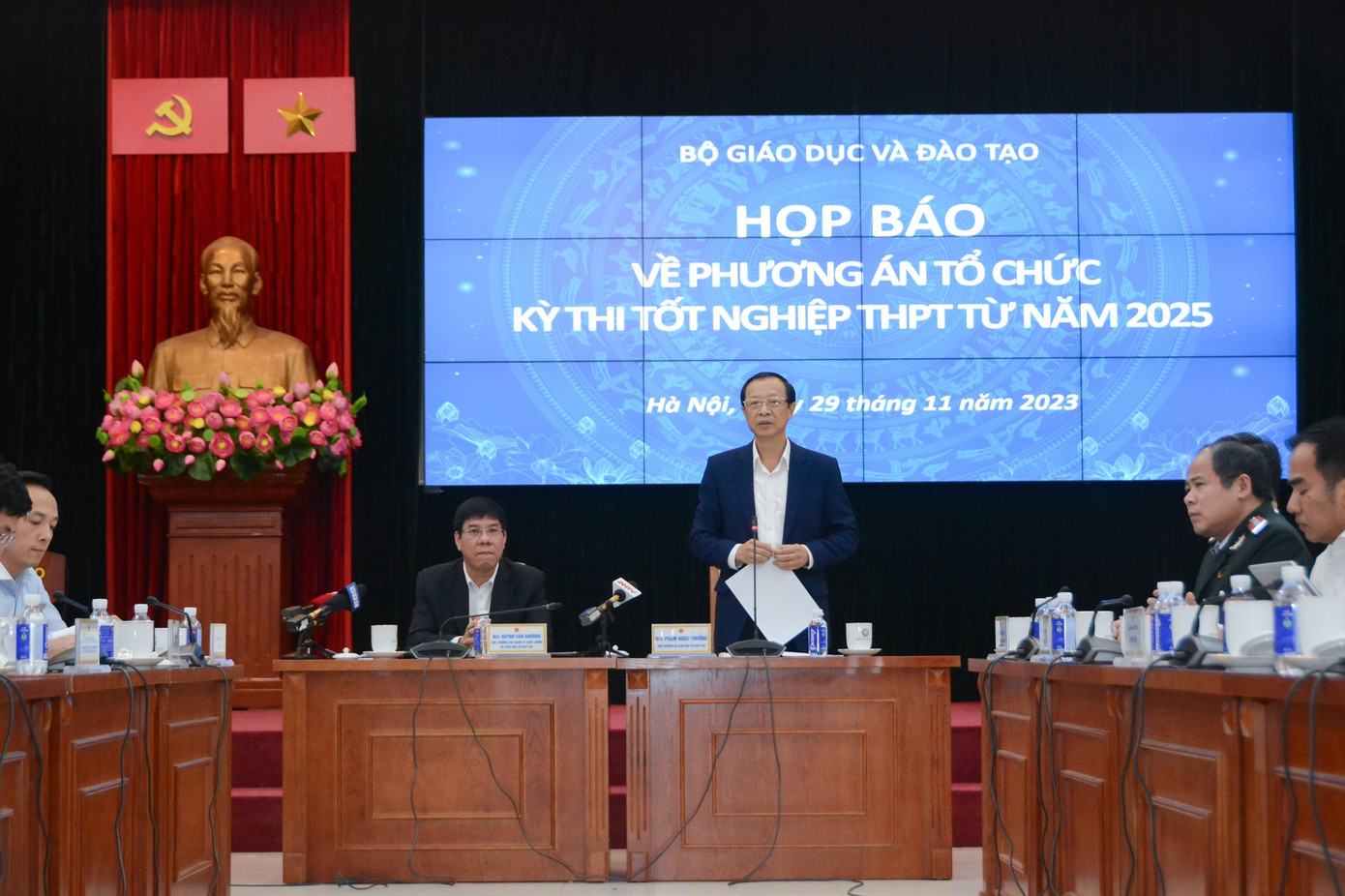 Thông tin Kỳ thi tốt nghiệp THPT từ 2025 được bộ chính thức công bố tại buổi họp báo ngày 29/11. Thông tin Kỳ thi tốt nghiệp THPT từ 2025 được bộ chính thức công bố tại buổi họp báo ngày 29/11.