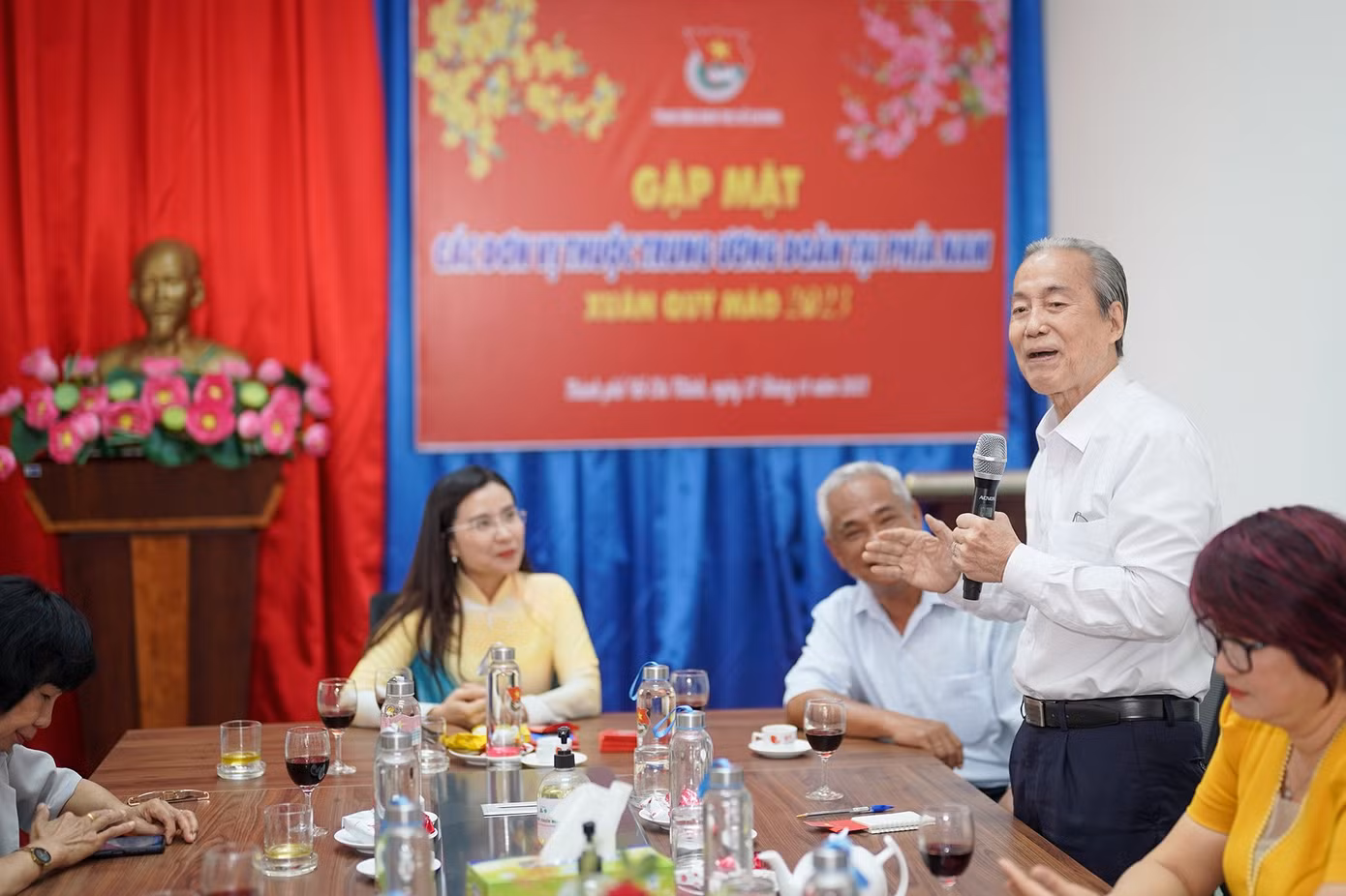 Phát biểu tại buổi gặp mặt, ông Nguyễn Hữu Châu - Nguyên Ủy viên Thường trực Ủy ban MTTQ TP. HCM, Phó Chủ nhiệm Thường trực CLB Truyền thống kháng chiến Đoàn Thanh niên các cơ quan T.Ư Cục miền Nam nhấn mạnh tầm quan trọng của việc xây dựng gia đình hạnh phúc. Ông Nguyễn Hữu Châu khẳng định, các cựu cán bộ Đoàn sẽ tiếp tục “truyền lửa” cho cán bộ Đoàn và thế hệ trẻ hiện nay bằng nhiều hoạt động trong thời gian tới. (Ảnh: Phạm Nguyễn)