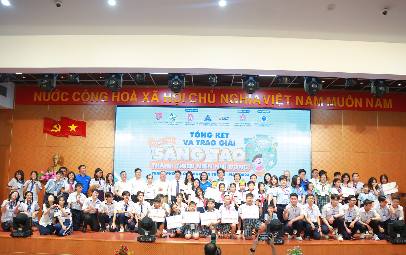 Các thí sinh tham dự vòng Chung kết Cuộc thi Sáng tạo Thanh thiếu nhi TPHCM lần thứ 18 cùng chụp hình với Ban Tổ chức. Các thí sinh tham dự vòng Chung kết Cuộc thi Sáng tạo Thanh thiếu nhi TPHCM lần thứ 18 cùng chụp hình với Ban Tổ chức.