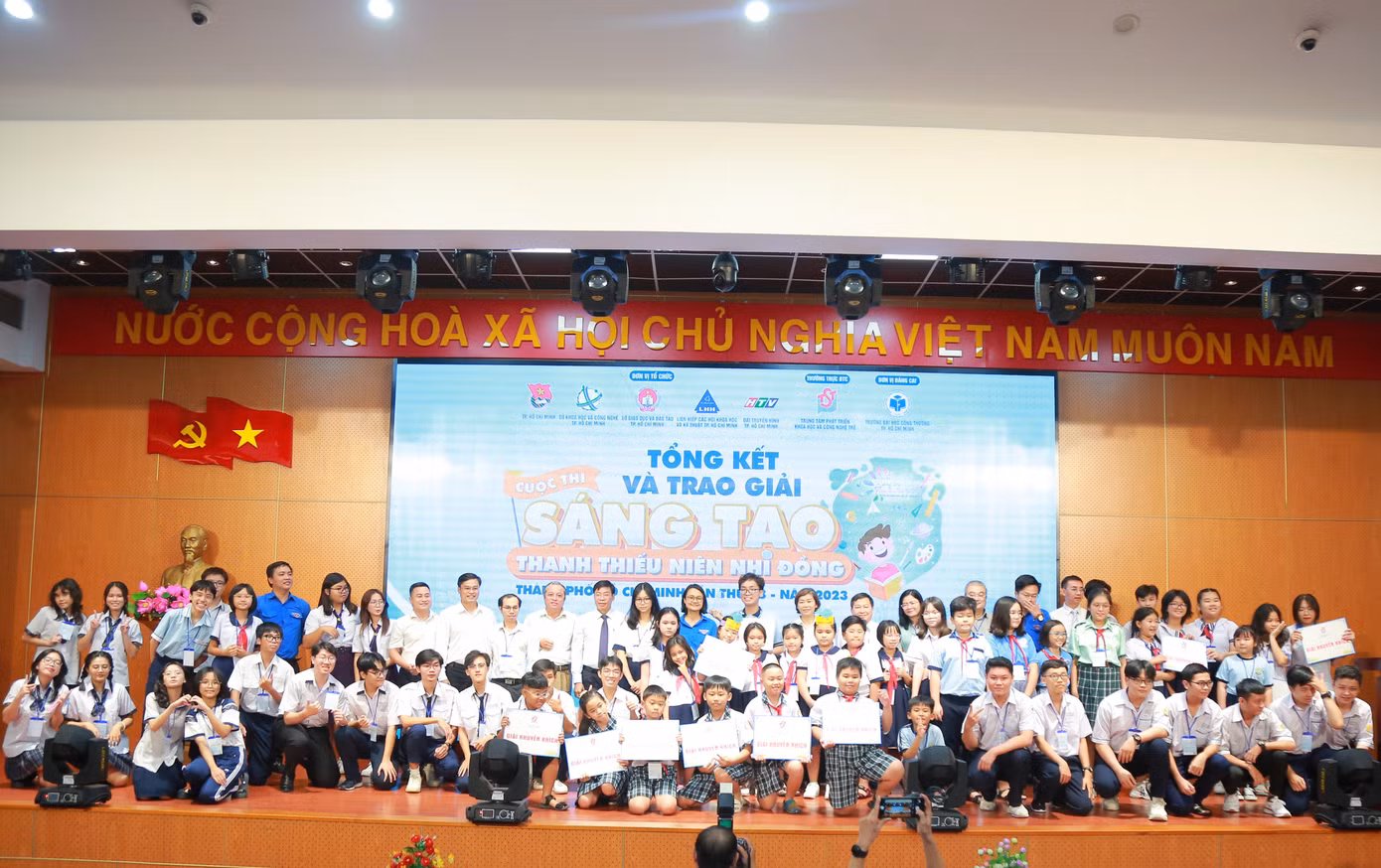 Các thí sinh tham dự vòng Chung kết Cuộc thi Sáng tạo Thanh thiếu nhi TPHCM lần thứ 18 cùng chụp hình với Ban Tổ chức.