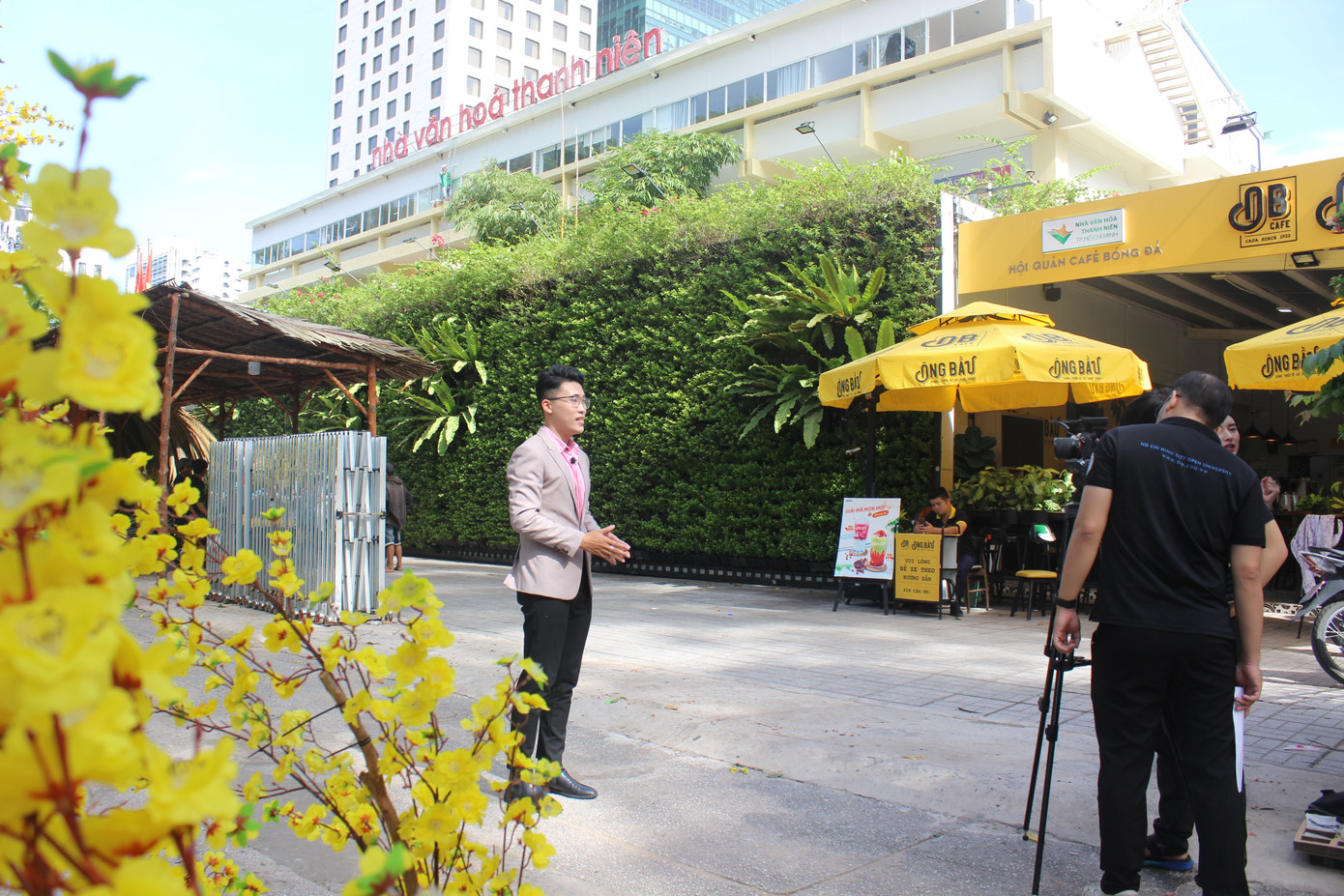 Một nhóm bạn trẻ đang quay phim tại đường mai. Một nhóm bạn trẻ đang quay phim tại đường mai.