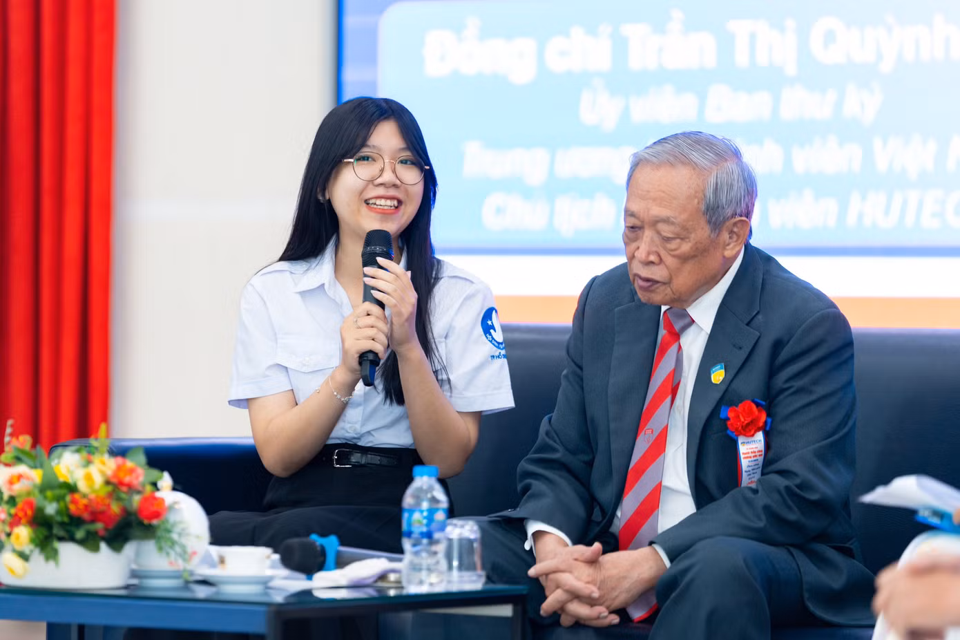 Quỳnh Anh trò chuyện cùng TS Kiều Tuân - Bí thư Đảng ủy, Thường trực Hội đồng trường ĐH Công nghệ. (Ảnh: NVCC)