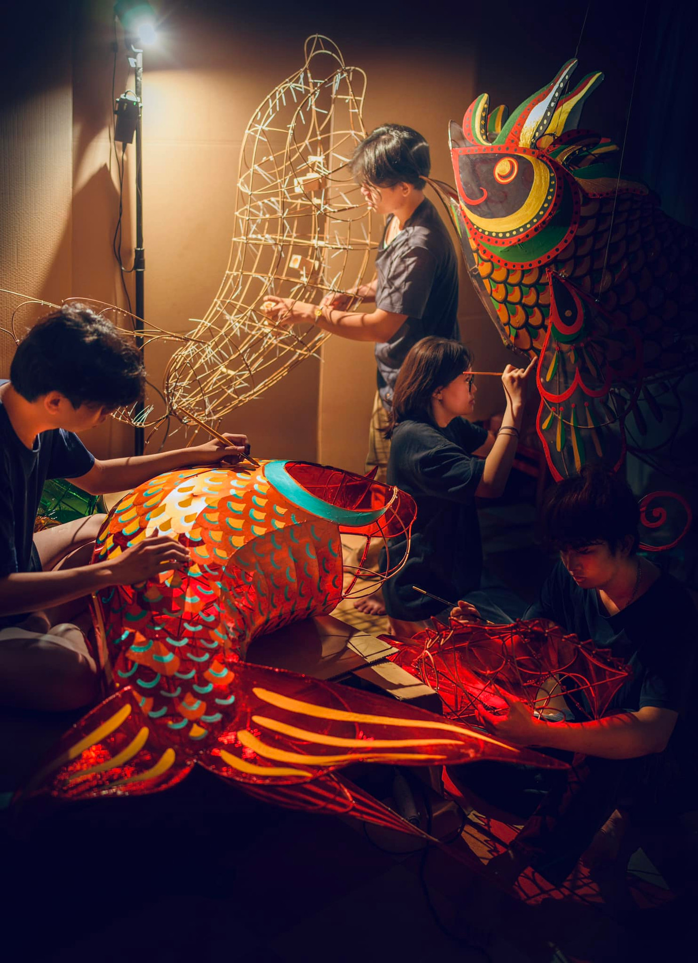 Những người thợ gấp rút hoàn thành lồng đèn nhằm đáp ứng nhu cầu dịp lễ Trung Thu. (Ảnh: NVCC) Những người thợ gấp rút hoàn thành lồng đèn nhằm đáp ứng nhu cầu dịp lễ Trung Thu. (Ảnh: NVCC)