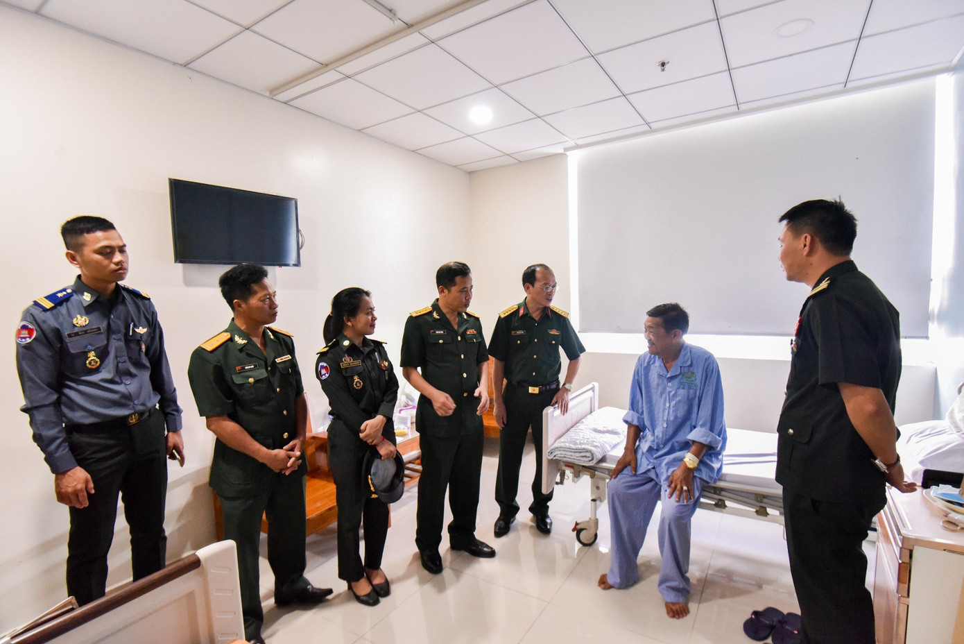 Đoàn sĩ quan trẻ Quân đội Hoàng Gia Campuchia tham quan các phòng chức năng Bệnh viện Quân y 175.