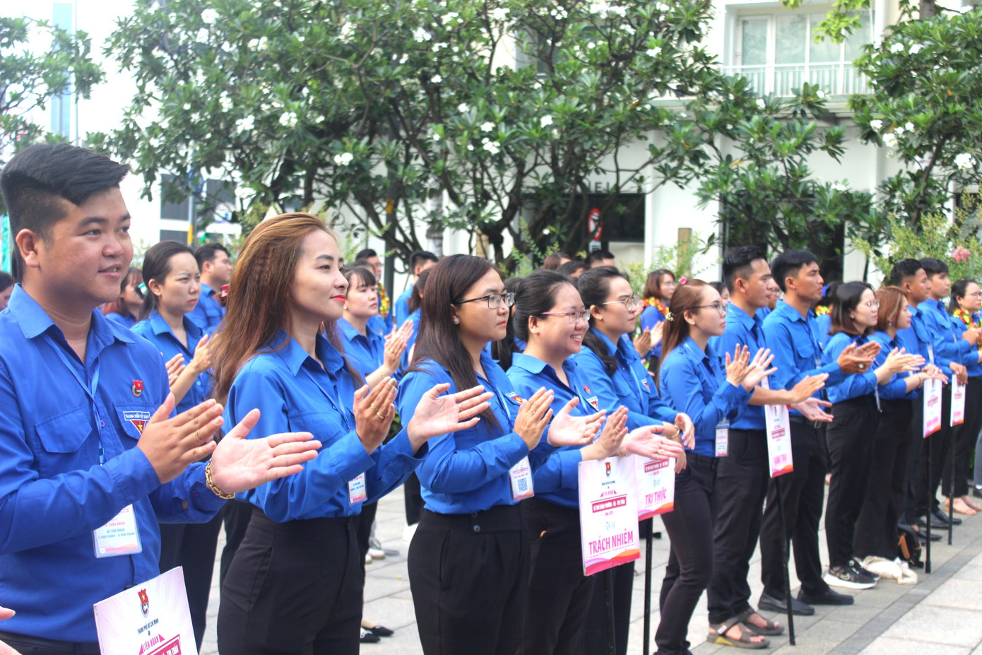 287 đại biểu tham dự liên hoan cùng dâng hoa tại Tượng đài Chủ tịch Hồ Chí Minh.