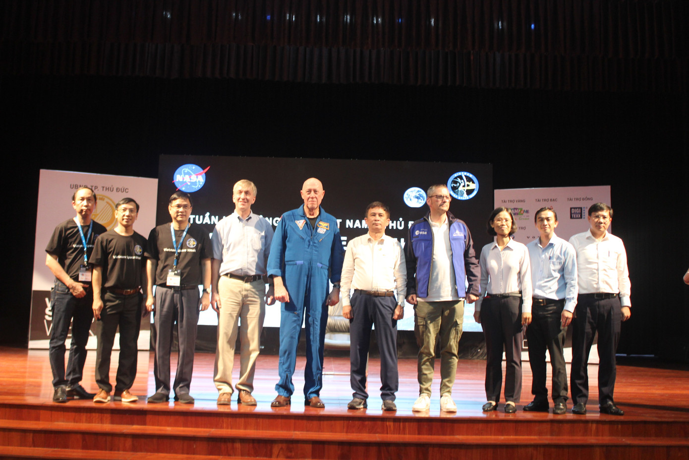 Ban Tổ chức chụp ảnh cùng các vị khách mời của NASA.