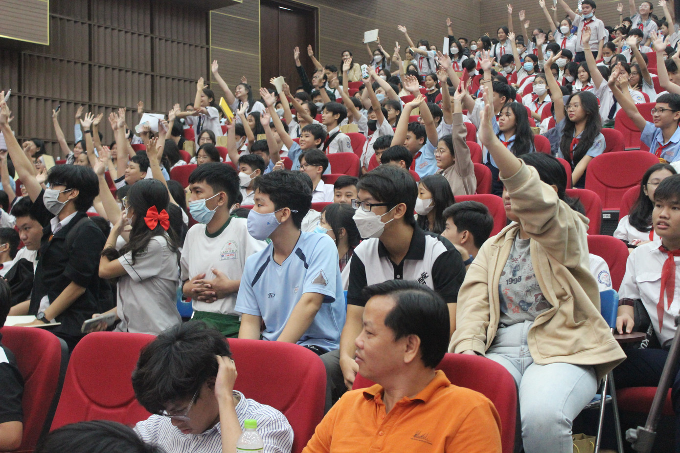 Các bạn trẻ đặt câu hỏi với 2 diễn giả đến từ NASA.