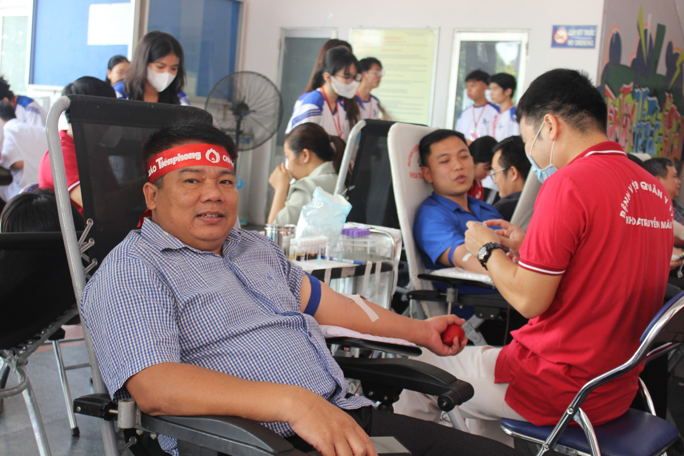 Tiến sĩ Trần Hoài An, Bí thư đảng ủy, Chủ tịch hội đồng Học viện Hàng không Việt Nam tham gia hiến máu tại ngày hội.