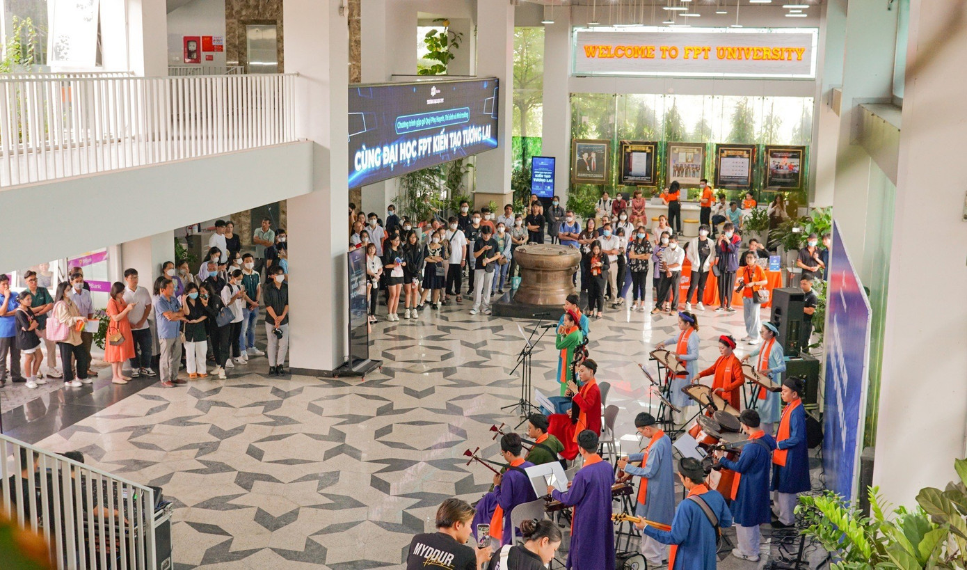 Các buổi trình diễn nhạc cụ dân tộc của CLB FTI thường có rất đông khán giả trẻ. Các buổi trình diễn nhạc cụ dân tộc của CLB FTI thường có rất đông khán giả trẻ.