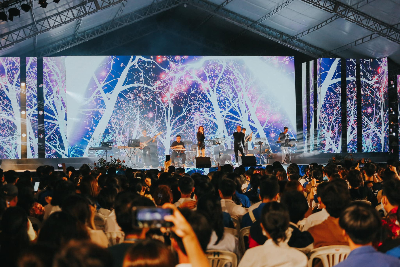 Những tiết mục ca nhạc làm không khí đêm hội bế mạc càng nóng hơn. (Ảnh: TLTĐ)