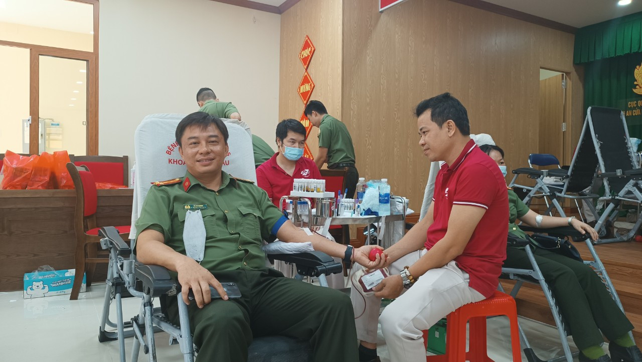 Trung tá Hà Hải Minh - Phó trưởng Công an cửa khẩu cảng hàng không quốc tế Tân Sơn Nhất tham gia hiến máu cùng chương trình.