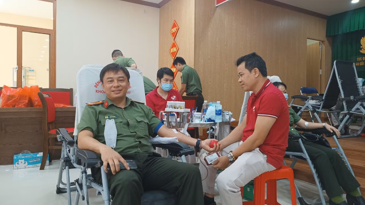 Trung tá Hà Hải Minh - Phó trưởng Công an cửa khẩu cảng hàng không quốc tế Tân Sơn Nhất tham gia hiến máu cùng chương trình.