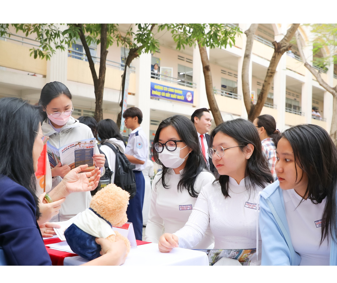 Nhiều trường ĐH xuống tận các trường THPT tại các địa phương để thông tin về phương án tuyển sinh và chính sách học bổng năm 2023 của trường. Nhiều trường ĐH xuống tận các trường THPT tại các địa phương để thông tin về phương án tuyển sinh và chính sách học bổng năm 2023 của trường.