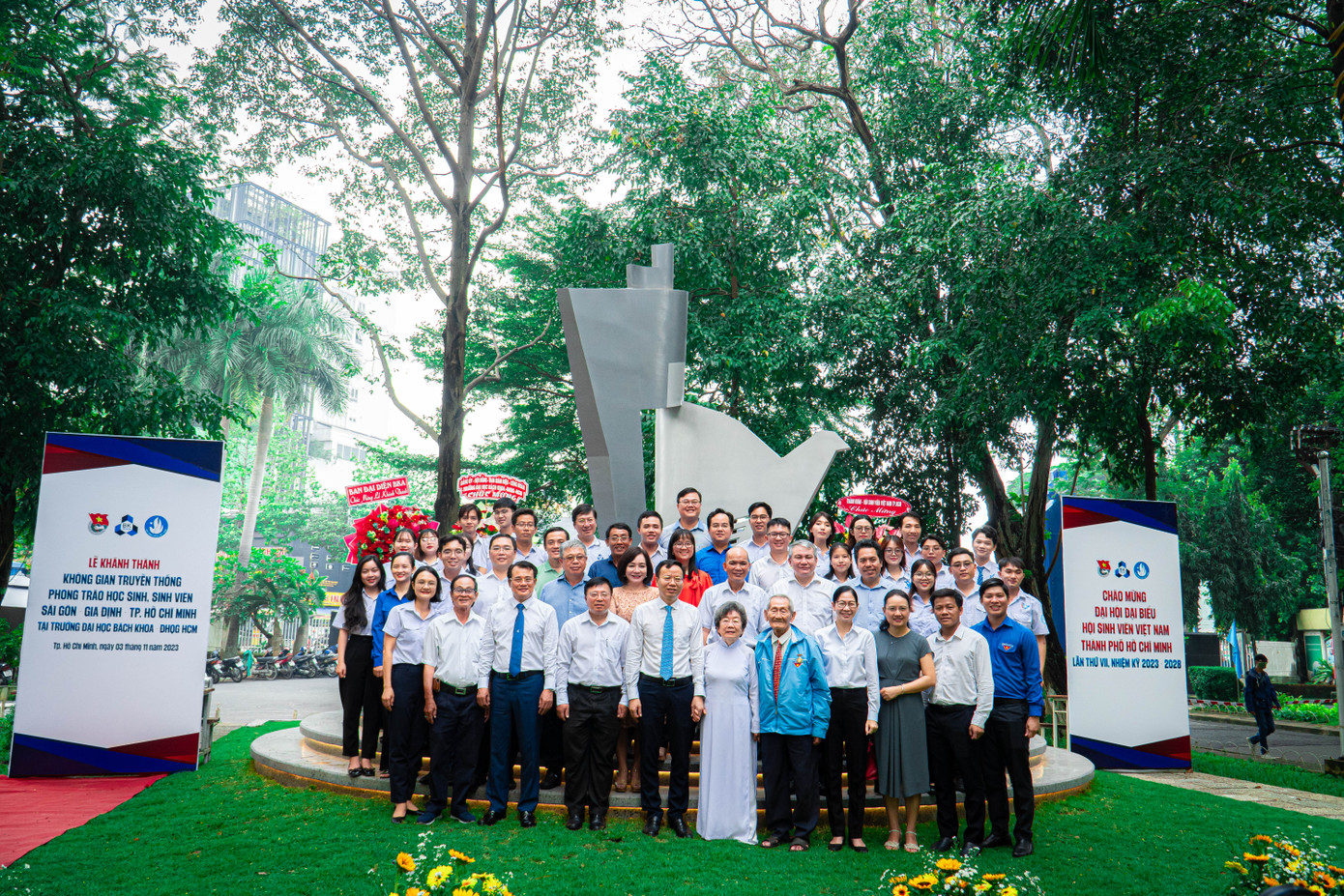 Các đại biểu cùng chụp hình với 'Không gian truyền thống phong trào học sinh, sinh viên Sài Gòn - Gia Định - TP. HCM'. Các đại biểu cùng chụp hình với 'Không gian truyền thống phong trào học sinh, sinh viên Sài Gòn - Gia Định - TP. HCM'.