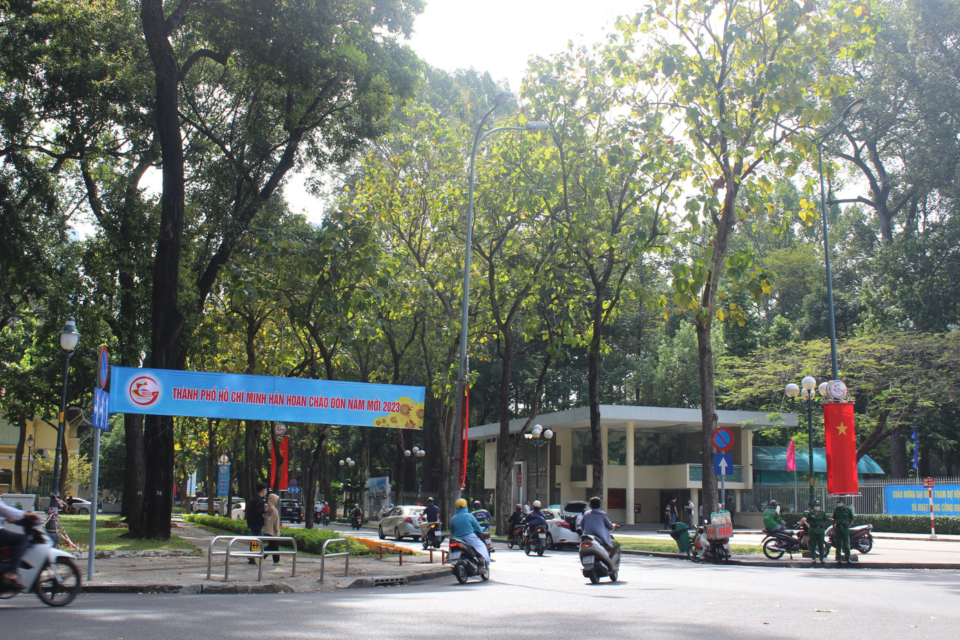 Những băng rôn chào đón Năm mới được treo khắp nơi trong TP. HCM.