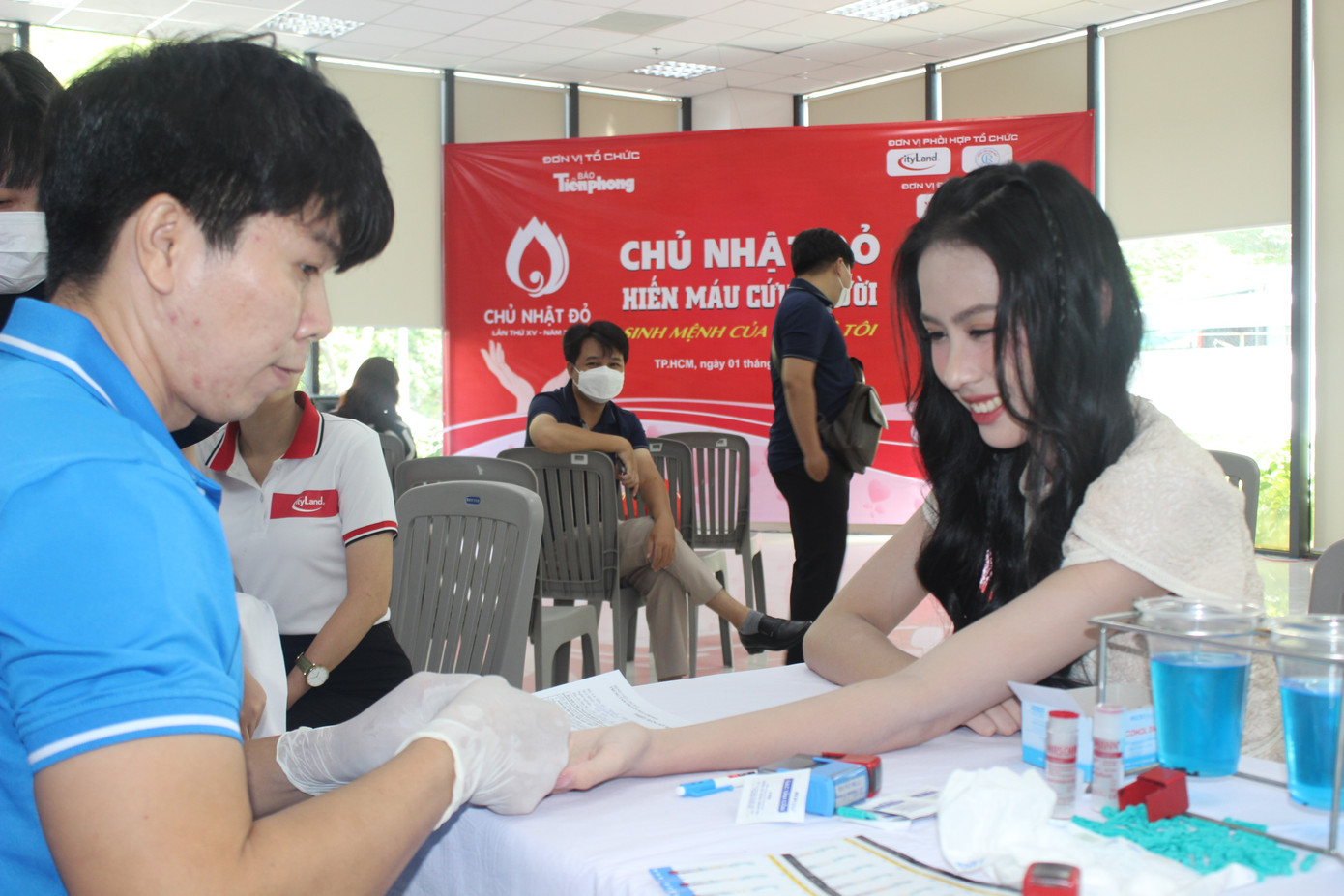 Á hậu Lê Nguyễn Ngọc Hằng cũng đăng ký hiến máu tại Ngày hội.