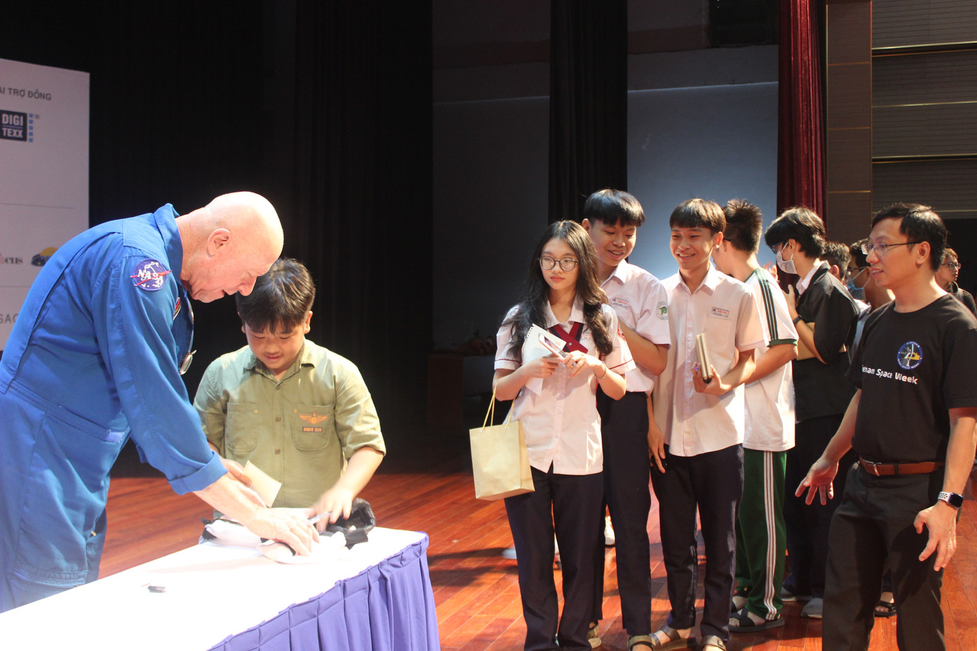 Các bạn trẻ chờ được ông Michael A. Baker – cựu phi hành gia NASA ký tặng.