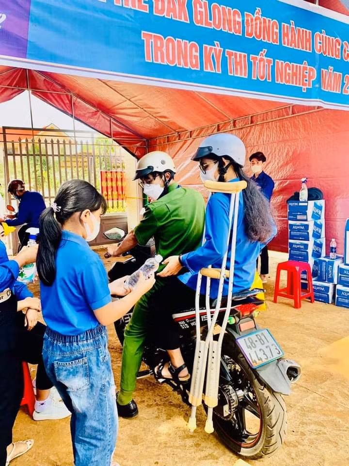 H’Thảo luôn nỗ lực học tập để bước chân vào giảng đường đại học và thay đổi số phận. (Ảnh: NVCC)