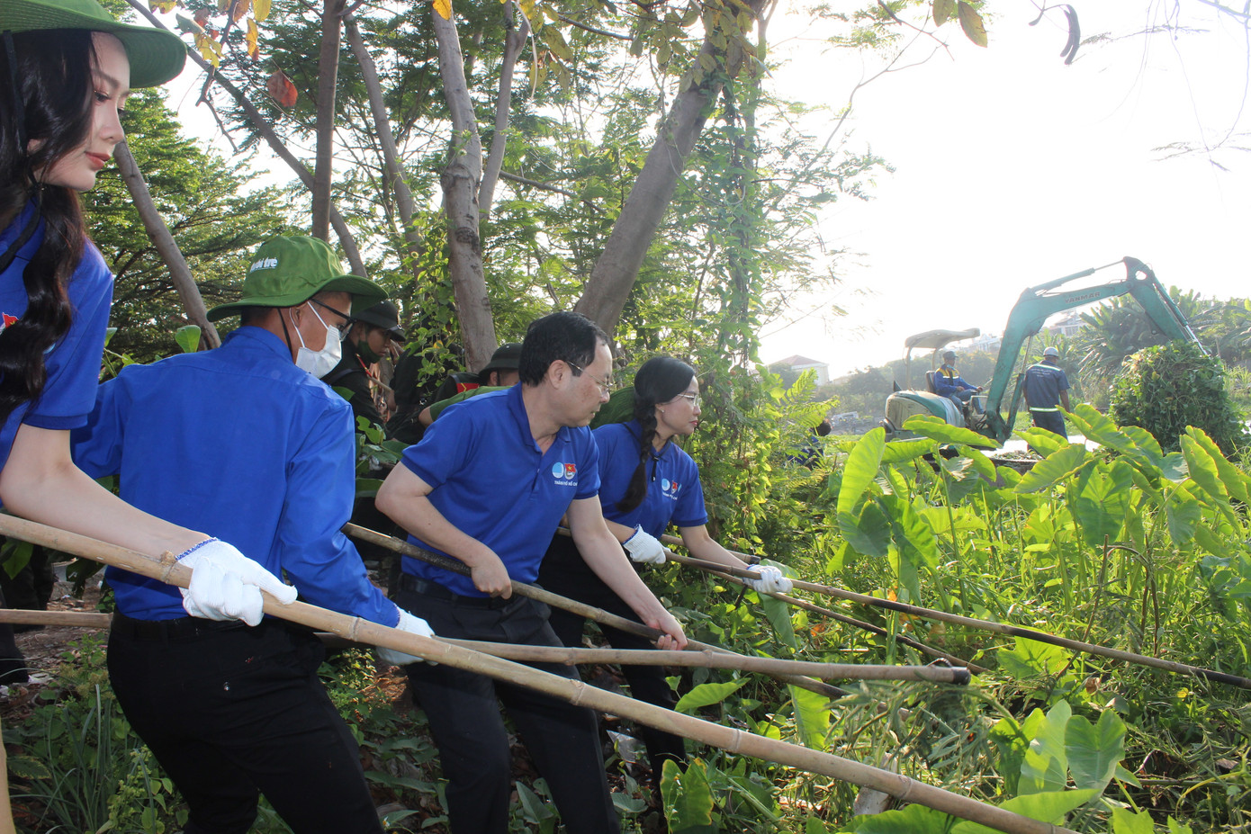 Chị Nguyễn Phạm Duy Trang - Bí thư T.Ư Đoàn, Chủ tịch Hội đồng Đội T.Ư (thứ nhất bên phải) cùng ông Nguyễn Văn Hiếu - Ủy viên dự khuyết BCH Trung ương Đảng, Phó Bí thư Thành ủy TPHCM (thứ hai bên phải) cùng tham gia dọn vệ sinh tuyến kênh Rạch Lăng 2.